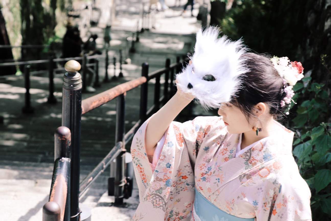 Wanita mengenakan Kimono Komon