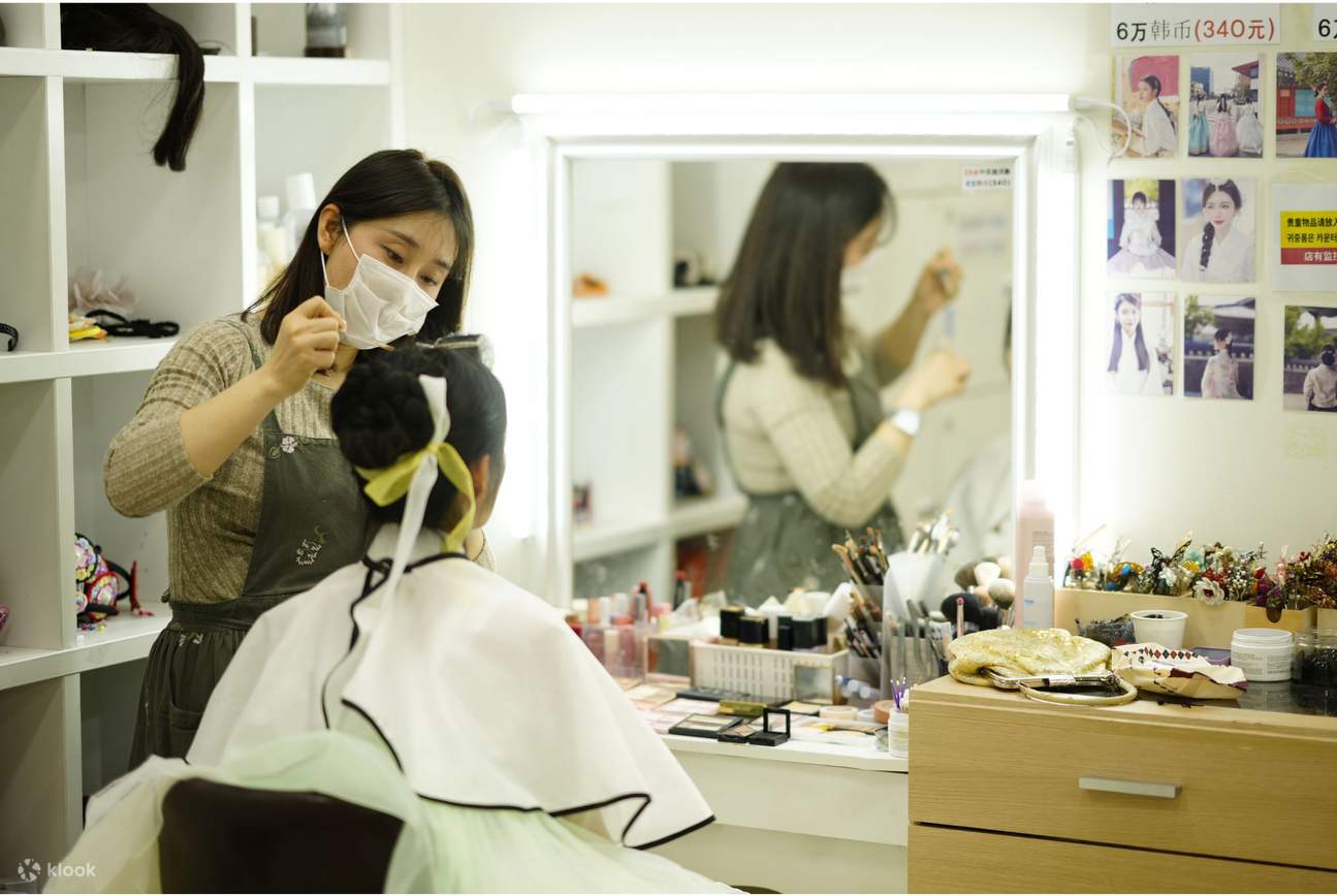 專業彩妝師為您服務，擅長韓系妝容、中式網紅妝感，提供多樣化的造型選擇。


