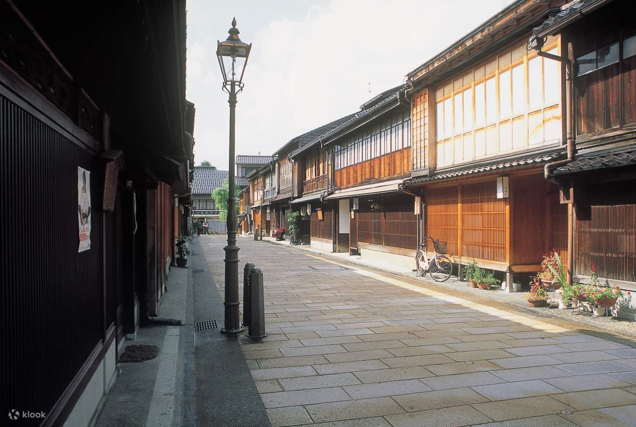 Tour en E-bikes por Kanazawa: estación de Kanazawa, distrito de Higashi Chaya, etc.