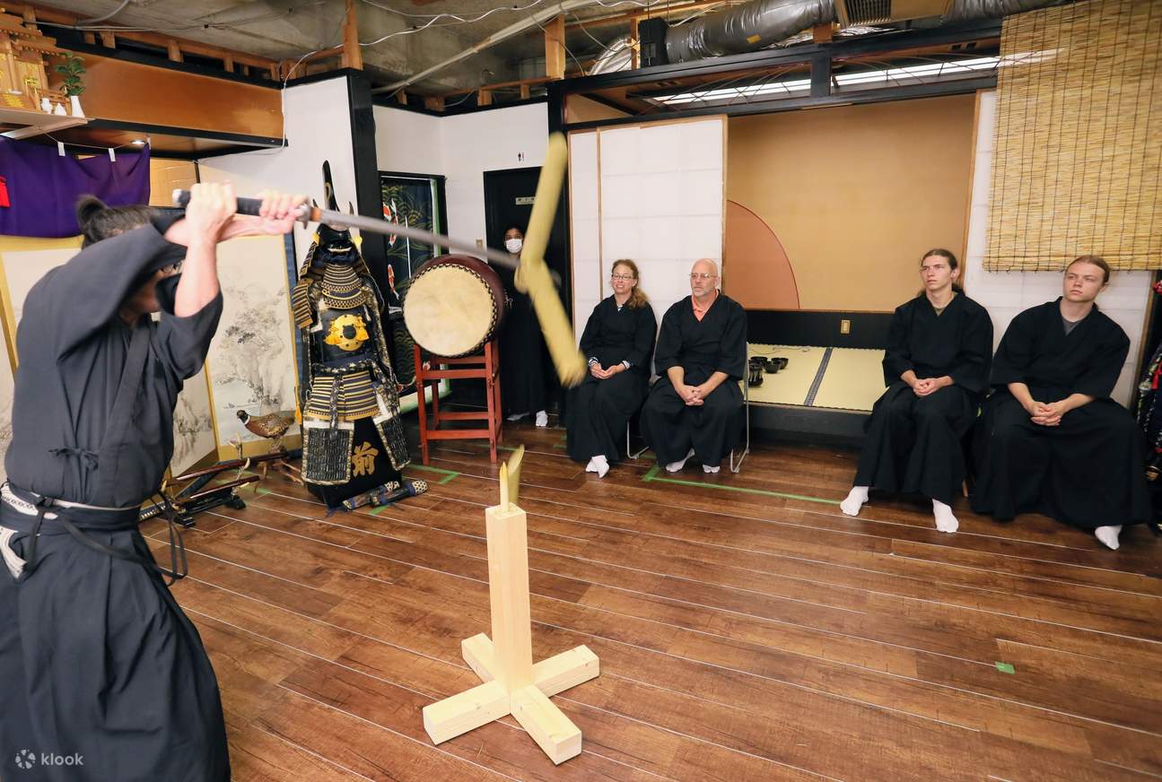 Trải nghiệm biểu diễn chém dao thử thách bởi một kiếm sĩ bậc thầy
Tự mình trải nghiệm thanh kiếm samurai thật sắc bén nhất thế giới.