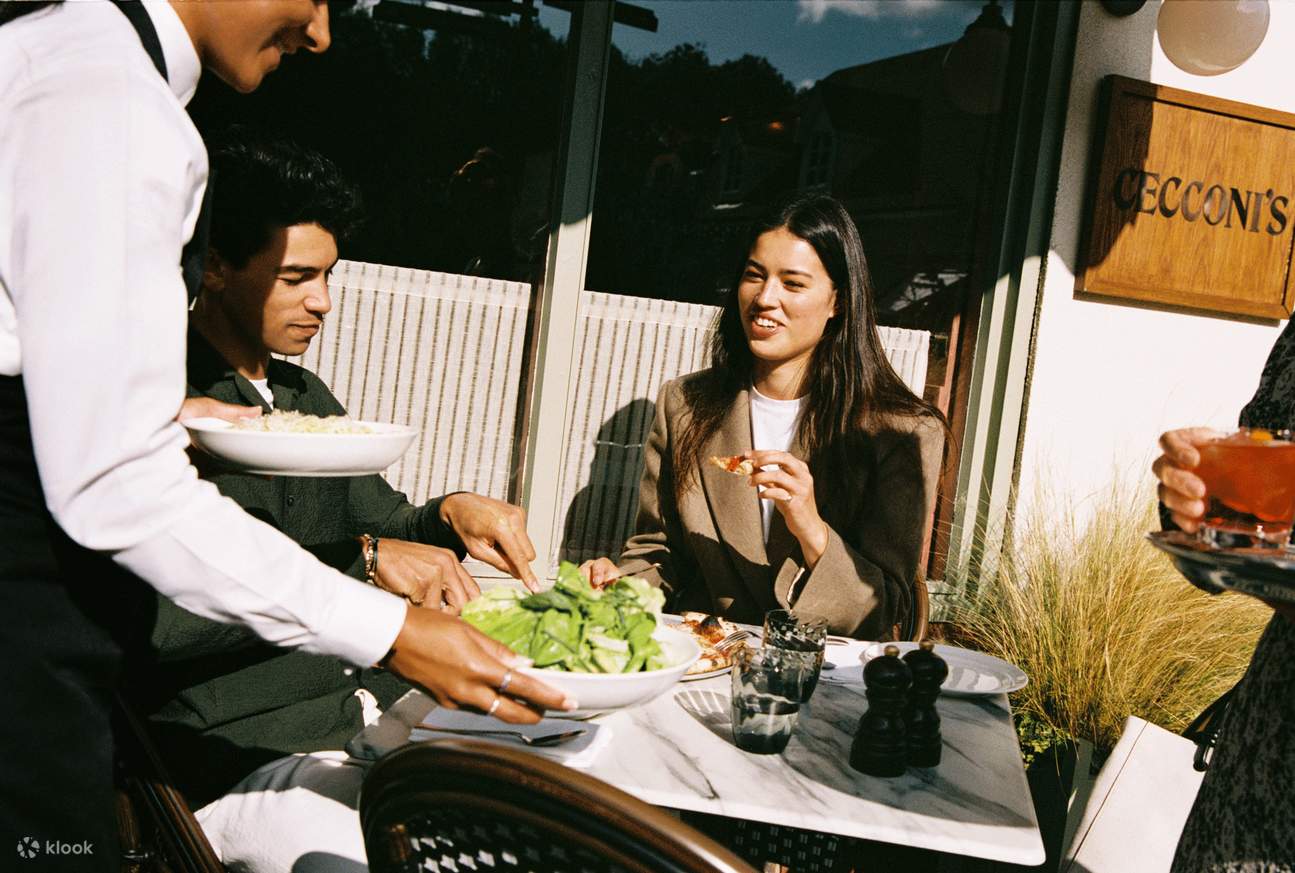 orang ramai mengambil swafoto di Bicester Village