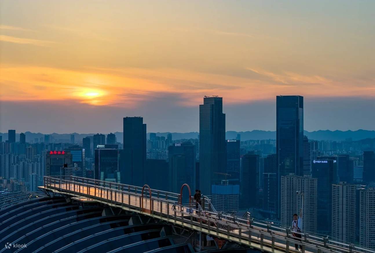 Erleben Sie den schwebenden Skywalk. Wenn Sie darauf stehen und nach unten schauen, ist das Gefühl wirklich aufregend und nervenaufreibend. Unter Ihren Füßen liegen die geschäftigen Straßen der Stadt, die Ihren Herzschlag beschleunigen.