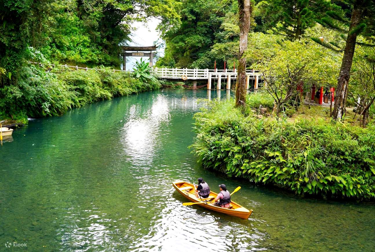 Experimente un romántico paseo en bote o en canoa en el lago tranquilo dentro del Parque Unzen o alrededor del área escénica.
