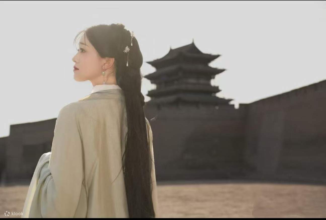 El estudio cinematográfico real, remodelado a partir de un edificio antiguo de 400 años de antigüedad en el interior, la grandeza de los palacios Han y Tang y la elegancia de las ciudades acuáticas de Jiangnan están al alcance de la mano, y la ropa china 