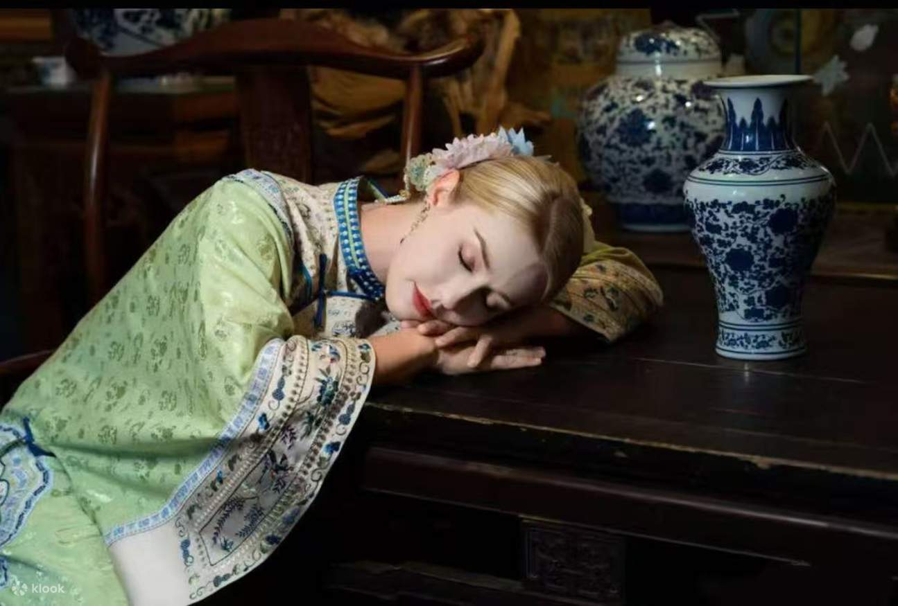 Nel cortile in stile antico, si interpreta la gentile e tenace resilienza delle donne delle grandi famiglie, percependo il profondo patrimonio culturale dei mercanti Jin.