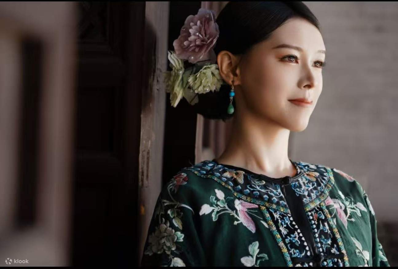 Dalla selezione degli ornamenti per capelli all'abbinamento degli orecchini, dalla sistemazione dei capelli intorno alle tempie alla leggera regolazione del colore delle labbra, ogni dettaglio racchiude la professionalità e l'attenzione del team.