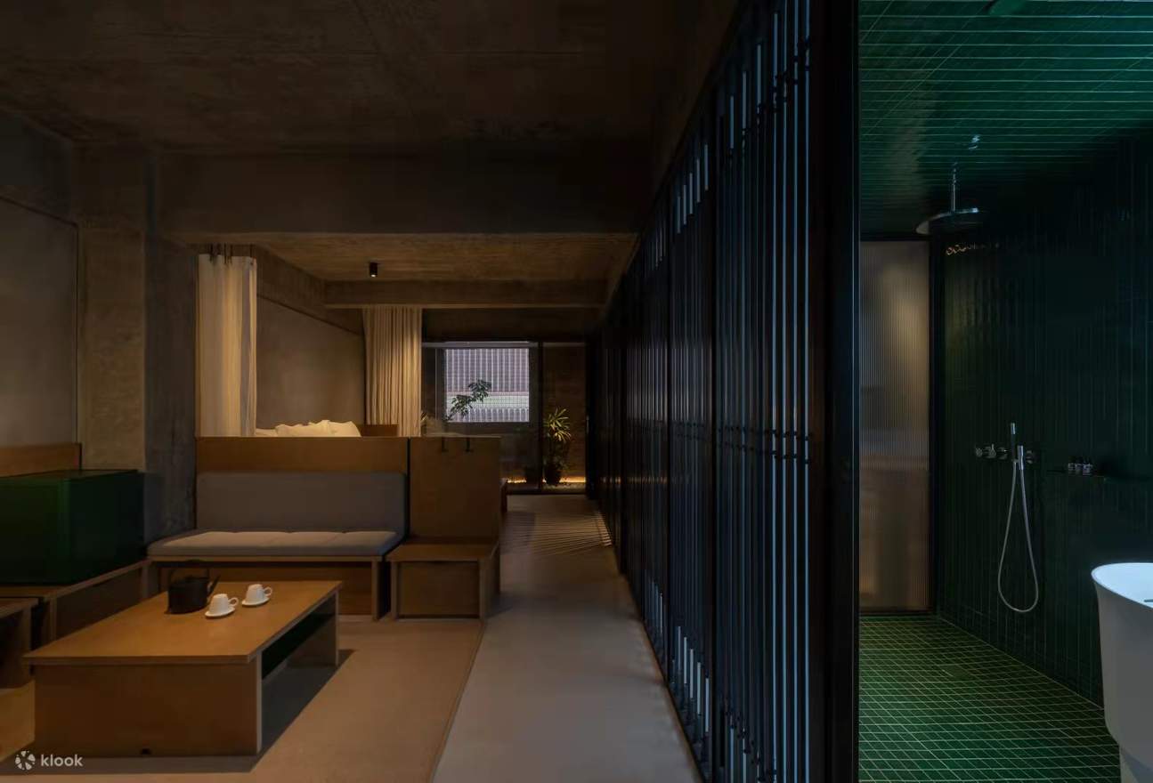 It does not use complicated decorations to promote the architecture, but the craftsmanship can perfectly reflect the taste and quality when you look closely. Walking in it, you can feel the sense of time as if traveling