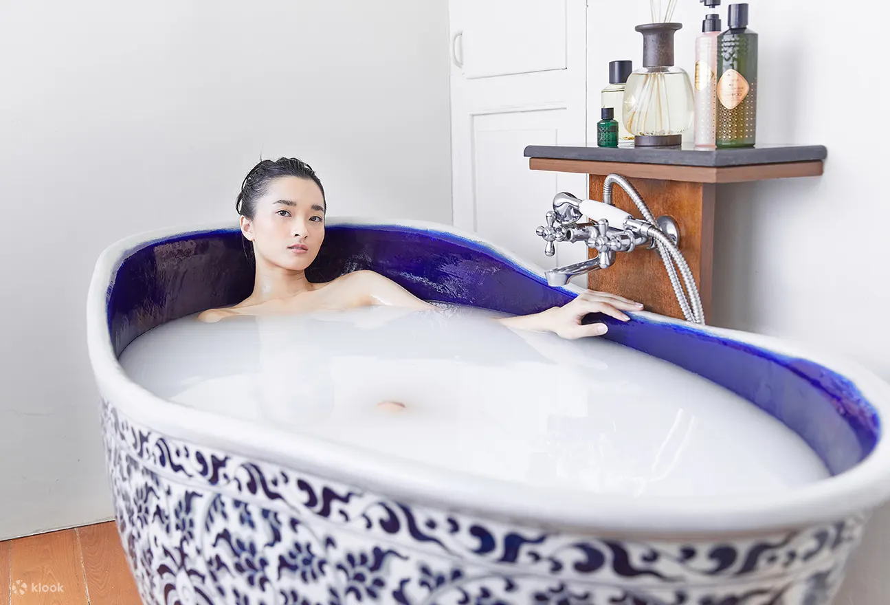 在水疗浴缸中的女性