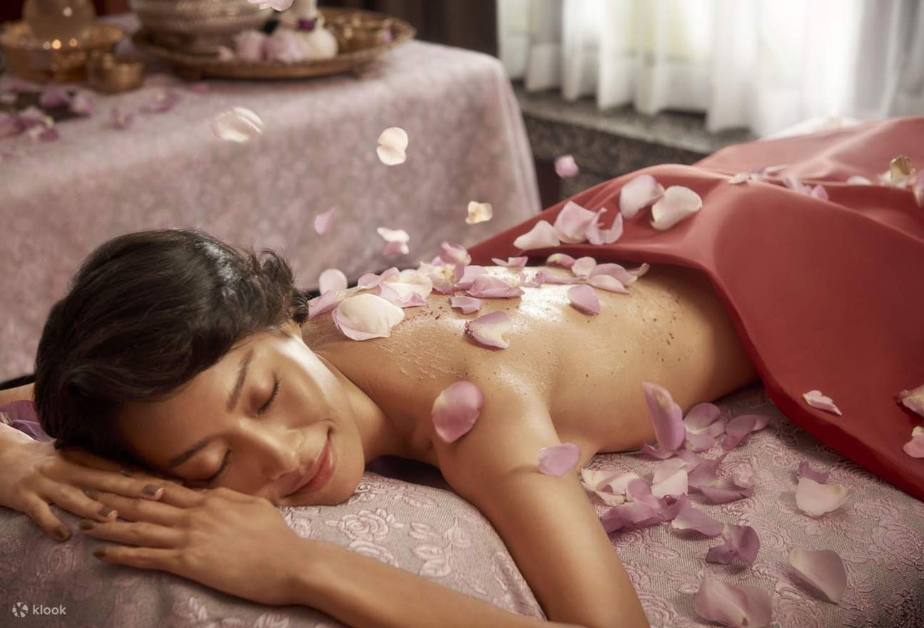 Eine Frau liegt für eine Massage auf einer Liege