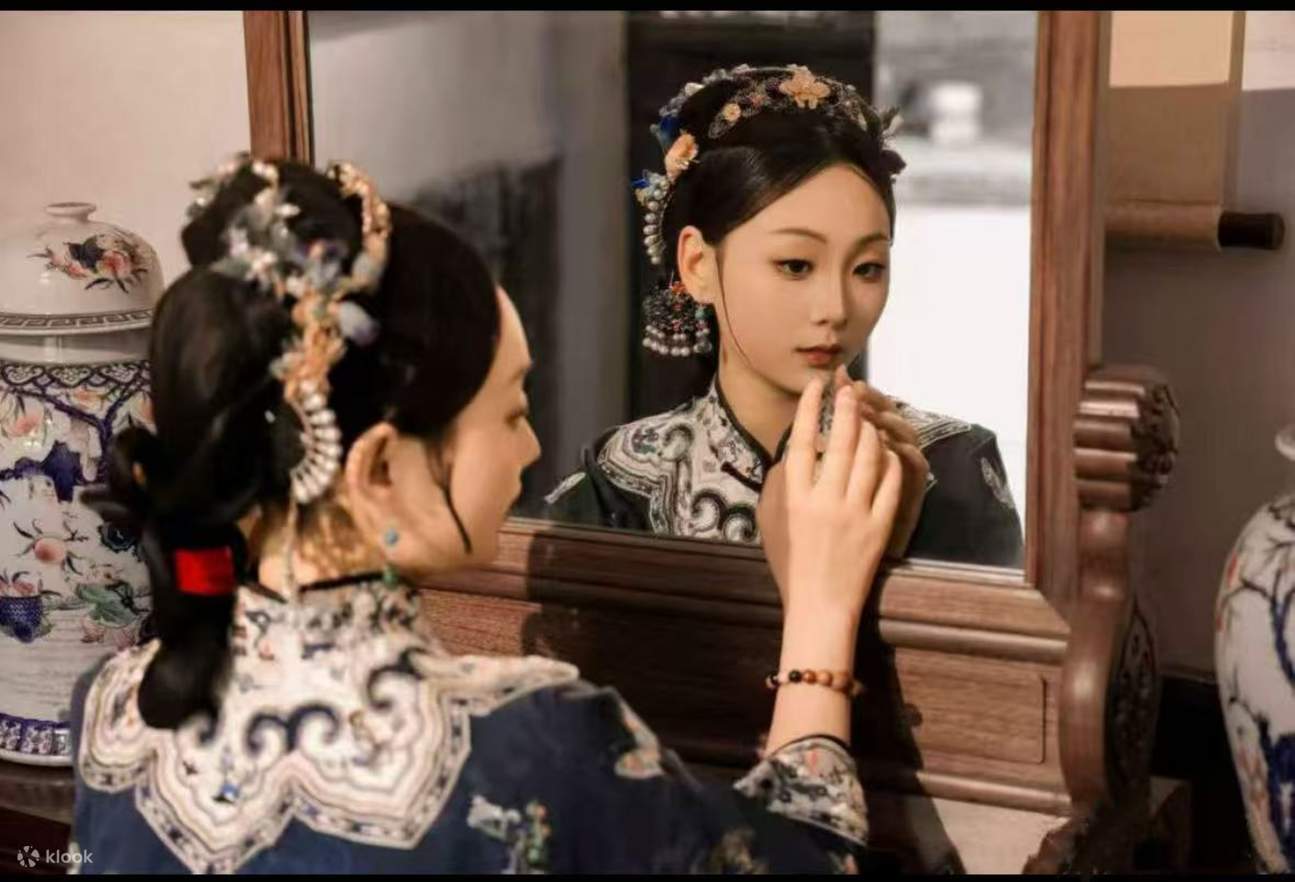 Ogni capo è realizzato con cura artigianale utilizzando tessuti originali di alta qualità, e ogni punto riflette la passione degli artigiani.