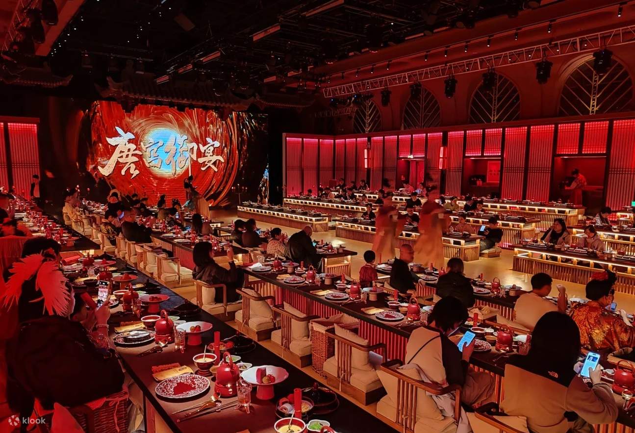 朱色の廊柱には金色の装飾が施され、宮灯の暖かい光が降り注ぎ、胸元で結ぶ襦裙を身に着け、花飾りをつけた侍者が笑顔で出迎え、案内してくれます。「お客様、ようこそ」という言葉は、一瞬にして儀式感を高め、没入感のある唐風の雰囲気が、玄関から人を魅了します。