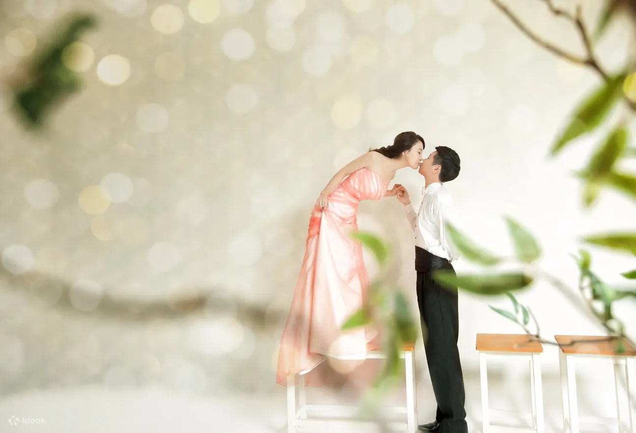 接吻新婚夫妇