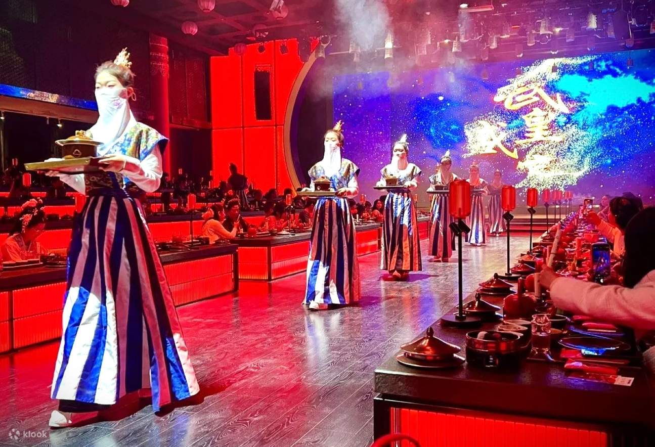 演员们的技艺精湛，颜值与演技双在线，将唐代的繁华盛景展现得淋漓尽致，让宾客在品尝美食的同时，也能欣赏到一场视觉盛宴