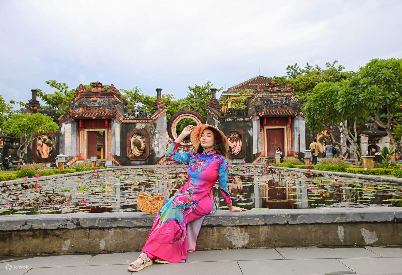 Hoi An: Private Photoshoot & Guided Walking and Posing