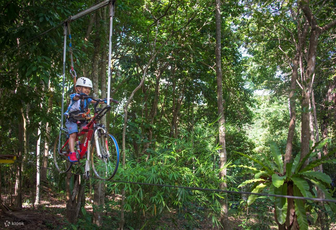 đứa trẻ đạp xe zipline khu nghỉ dưỡng aonang fiore