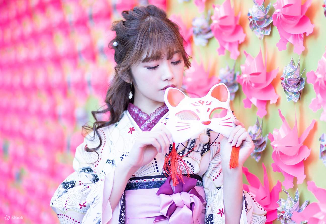 Shibuya, Ikebukuro, Shinjuku, Ginza and Akihabara are urban city have contemporary architectures and many of neon signs. VASARA recommend you get fantastic pictures like magazine covers in Kimono.