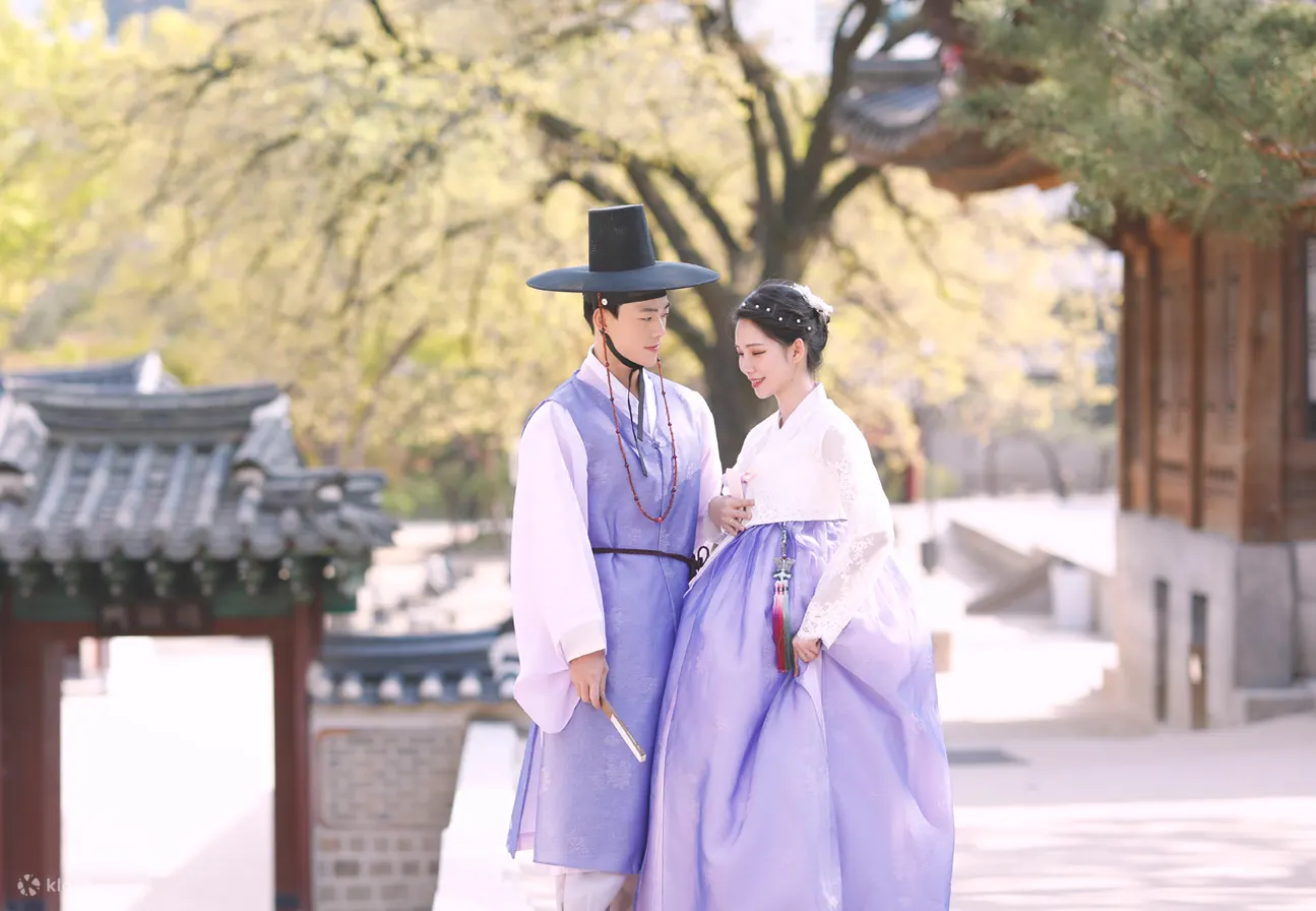 Cặp đôi mặc Hanbok ở Gyeongbokgung