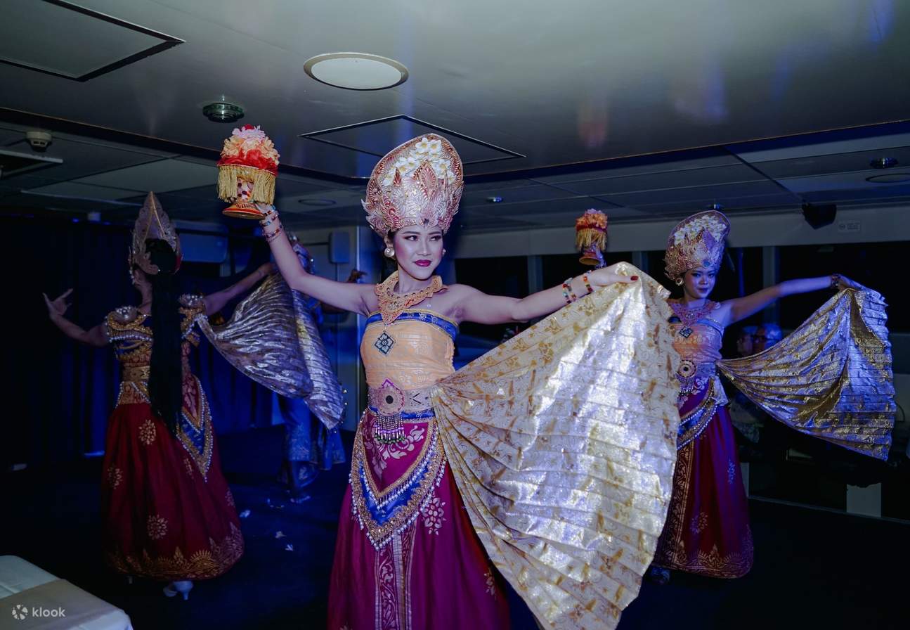 バリハイII号船上でバリ島の伝統舞踊を鑑賞