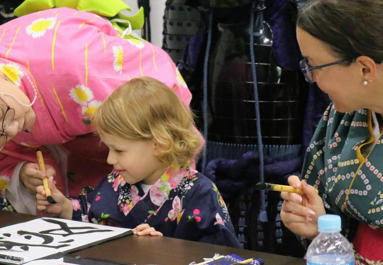 기모노를 입고 일본 서예와 선을 배워보세요