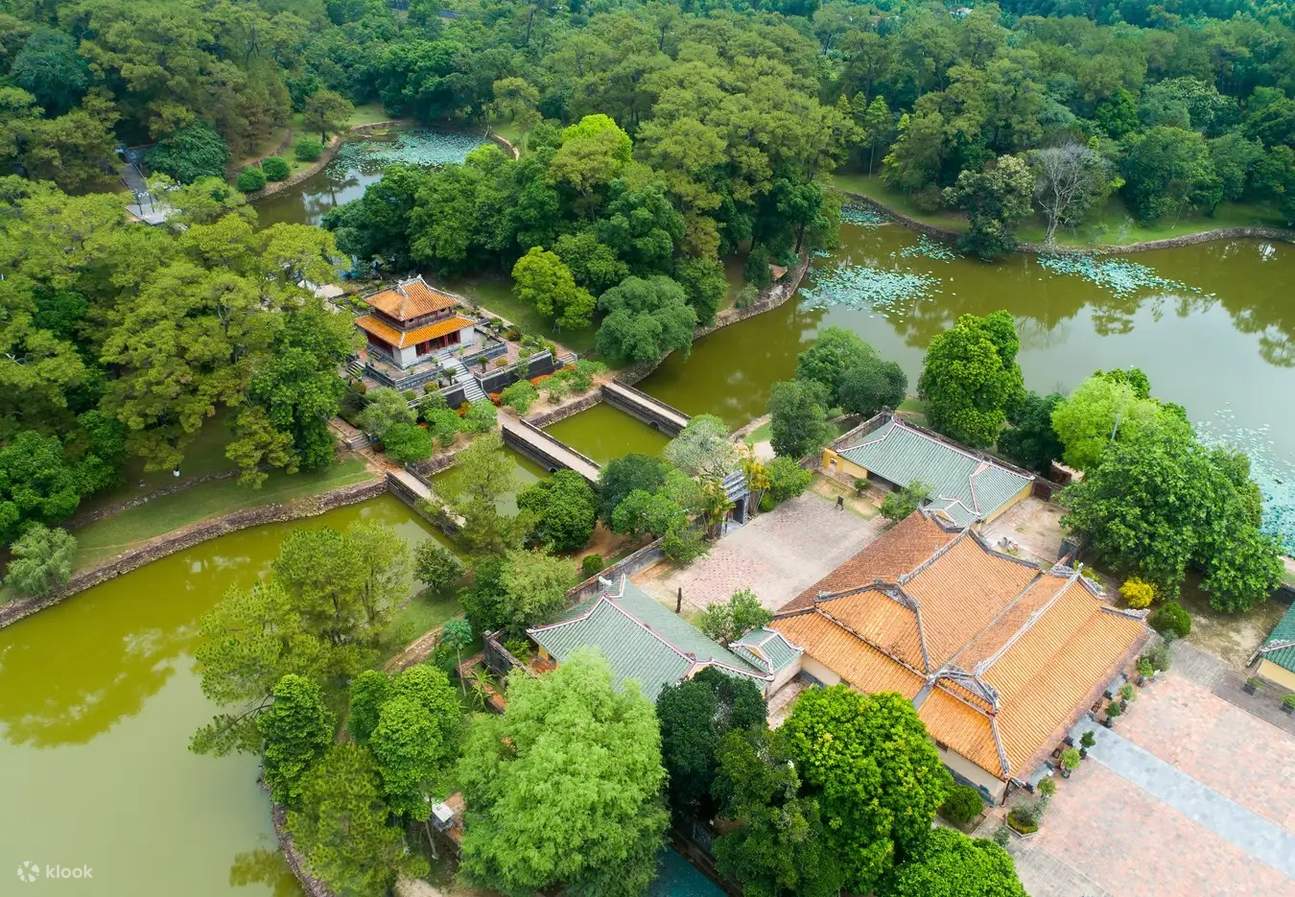 Tiket Makam Kaisar Minh Mang di Kompleks Monumen Hue UNESCO