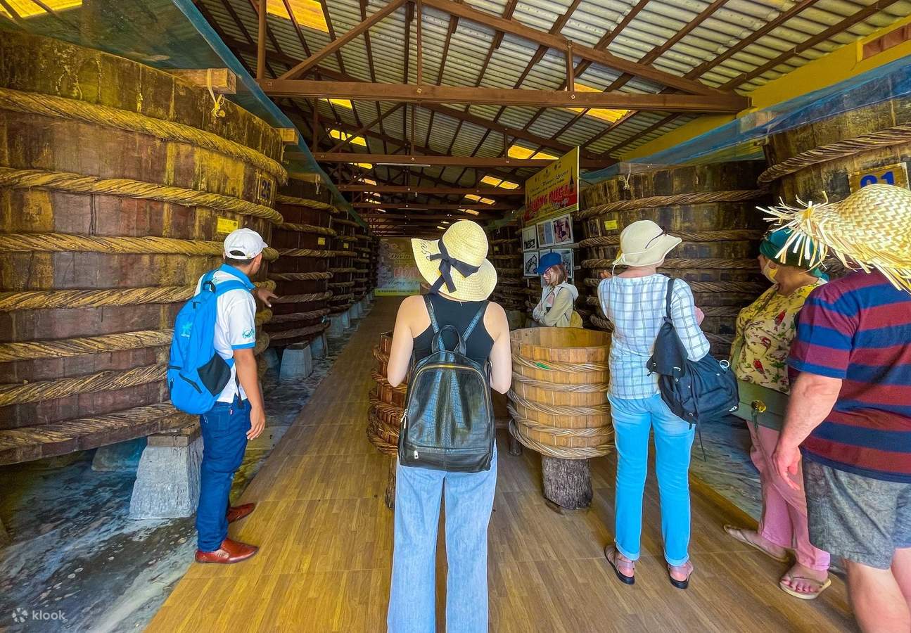 Traslado al aeropuerto de Phu Quoc con experiencia de compras y cafetería