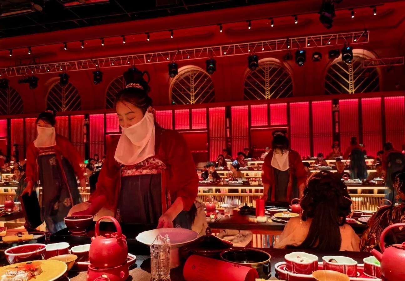 Le serveur expliquera patiemment l'origine historique de chaque plat, ajoutera du thé et changera les assiettes à temps pendant le repas, et offrira même aux enfants de petits jouets de style Tang. De l'ambiance aux papilles gustatives, de la vision au se