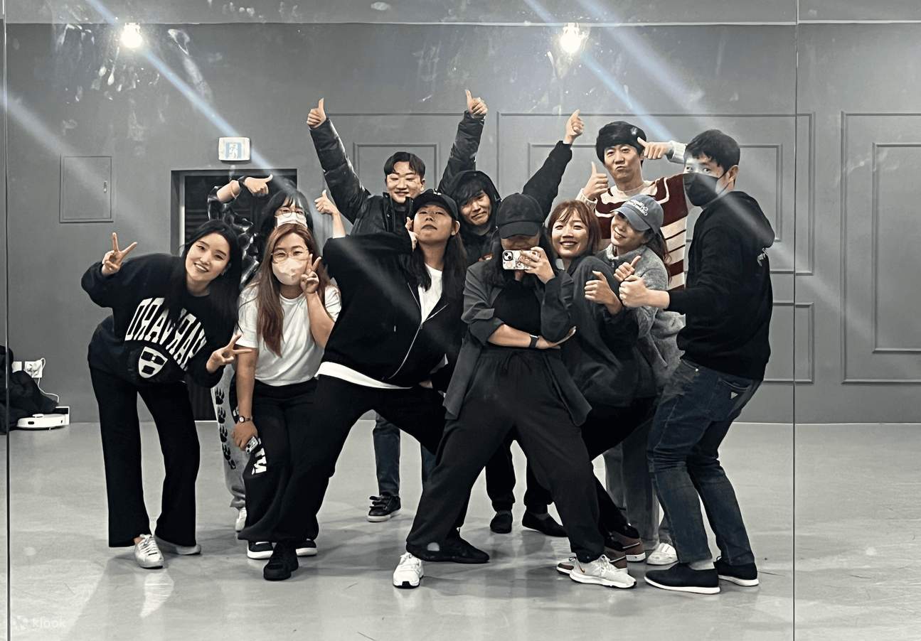 'SMOKE' K팝 그룹 레슨 (단체 사진)