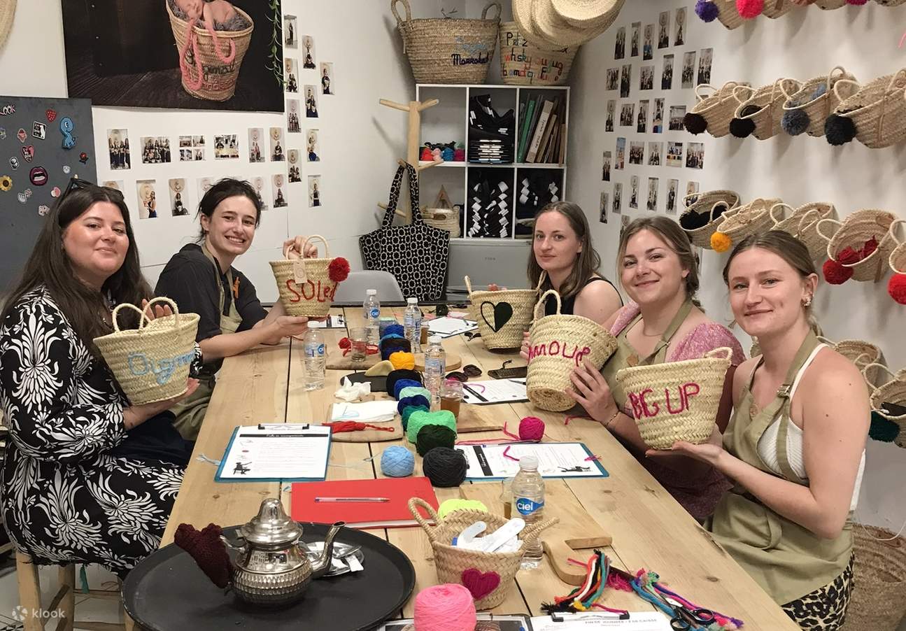 마라케시에서 잊지 못할 브라이덜 샤워(EVJF) 파티를 즐겨보세요! 친구들과 함께 모로코 바구니 자수 워크숍에 참여해 세상에서 하나뿐인 특별한 기념품을 만들어보세요.