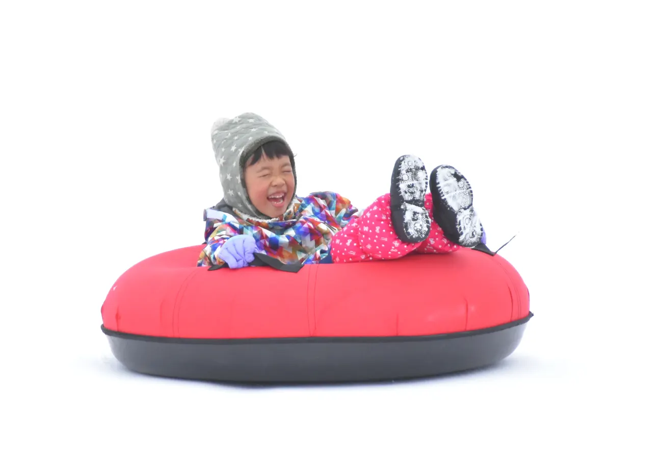 孩子享受雪地胎