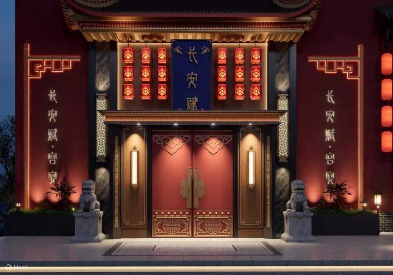 Arredato con tavoli e sedie in stile antico, lanterne di palazzo sospese e musica di seta leggera, senza bisogno di immaginazione, sembra di essere a un banchetto nella corte della dinastia Tang, l'atmosfera è al massimo.