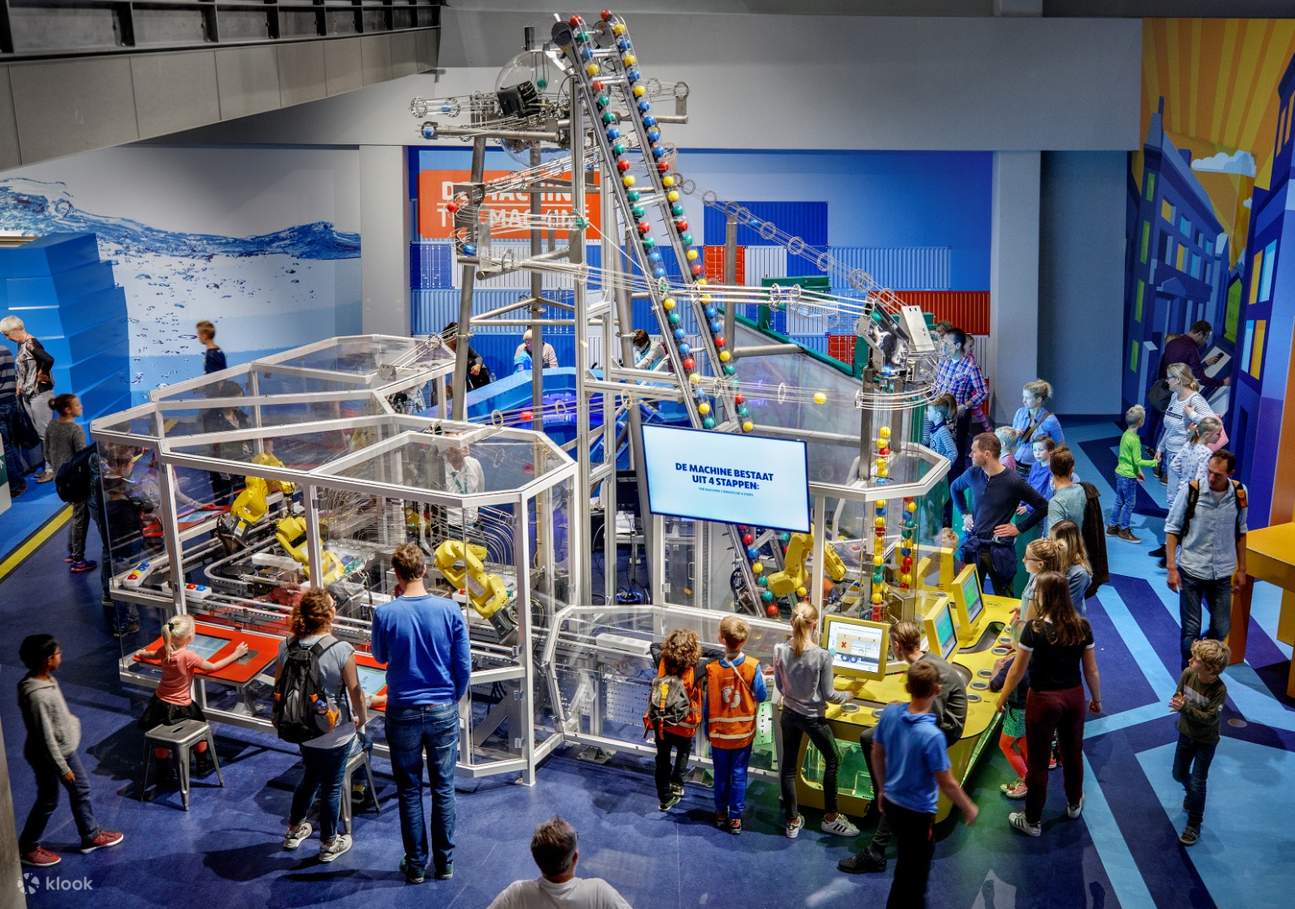 des enfants qui jouent à un jeu de machine logistique