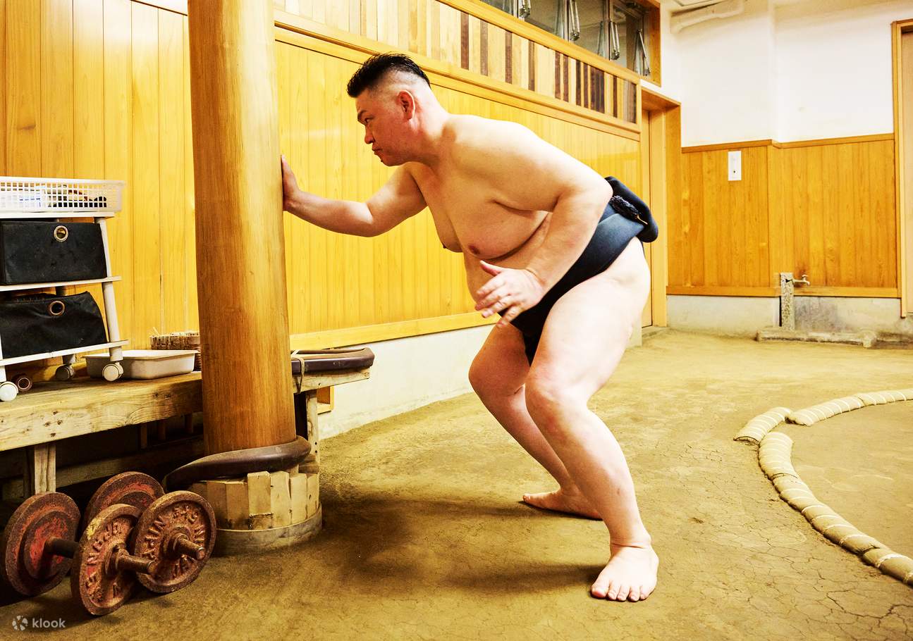 Tokio: Experiencia de Sumo con Espectáculo en Vivo y Desafío al Público