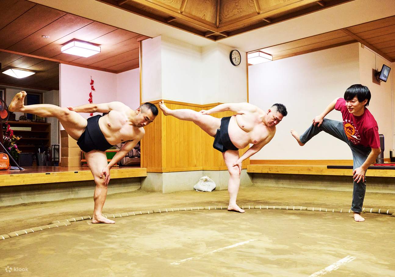 Tokyo: Esperienza di Sumo con Spettacolo dal Vivo e Sfida per il Pubblico