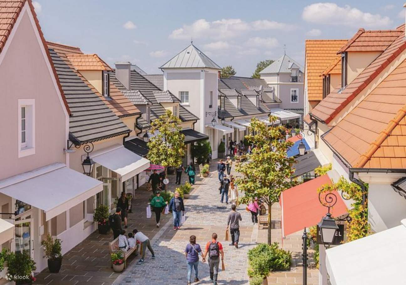 Découvrez l'atmosphère vibrante de La Vallée Village, où la mode et la détente se rencontrent.