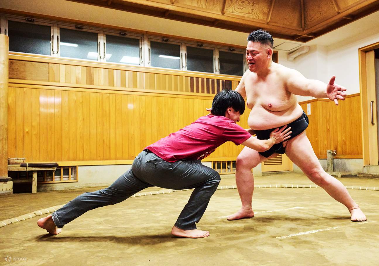 Tokio: Experiencia de Sumo con Espectáculo en Vivo y Desafío al Público