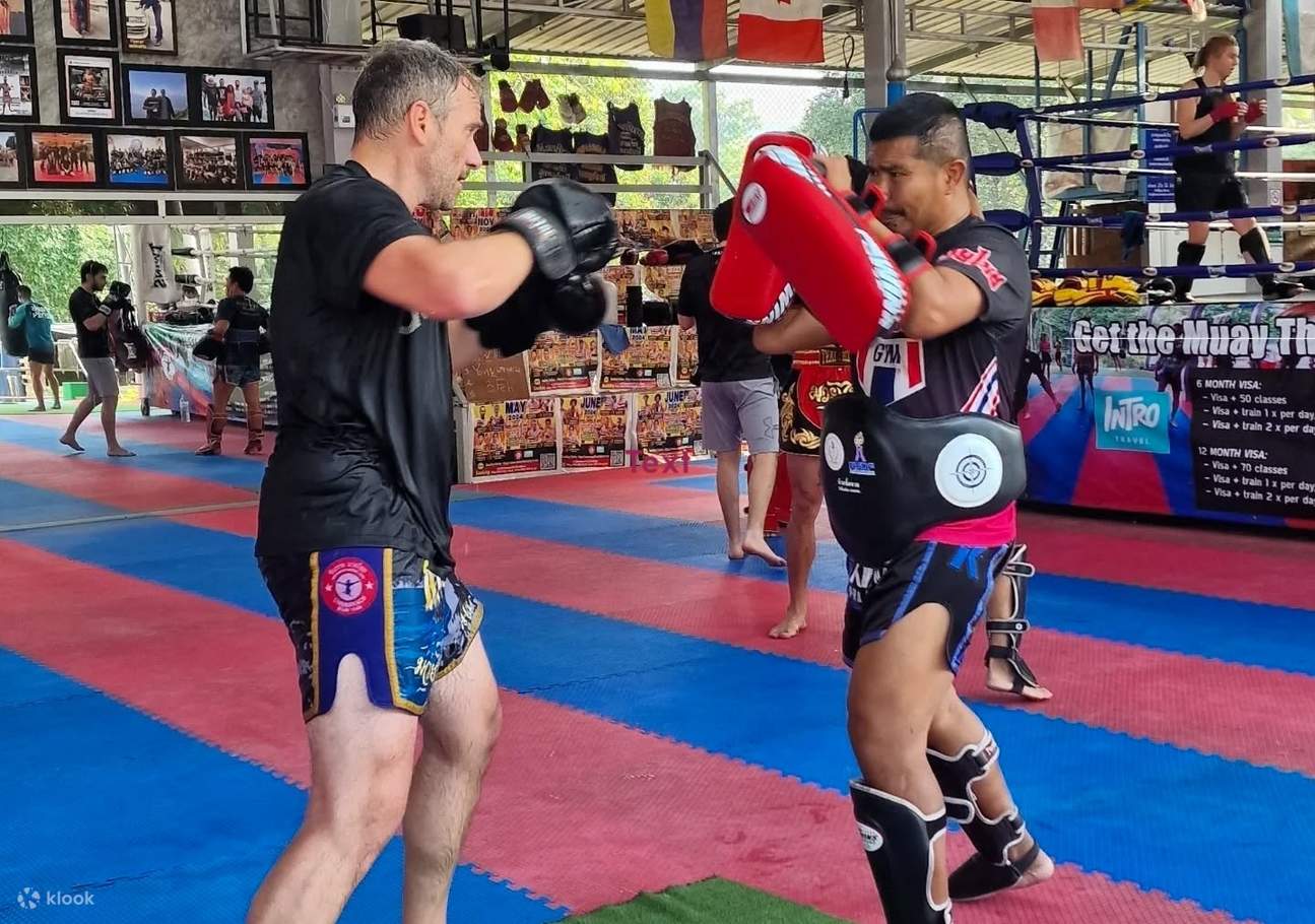 Profitez de cours d'initiation à la boxe thaï et apprenez les informations de base ainsi que les bonnes techniques qui vous prépareront à des manœuvres plus avancées à l'avenir.
