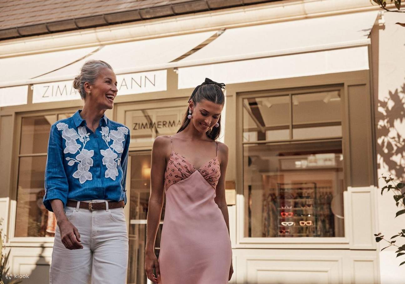 Promenez-vous dans des ruelles pittoresques remplies de marques de renommée mondiale et de cafés confortables.