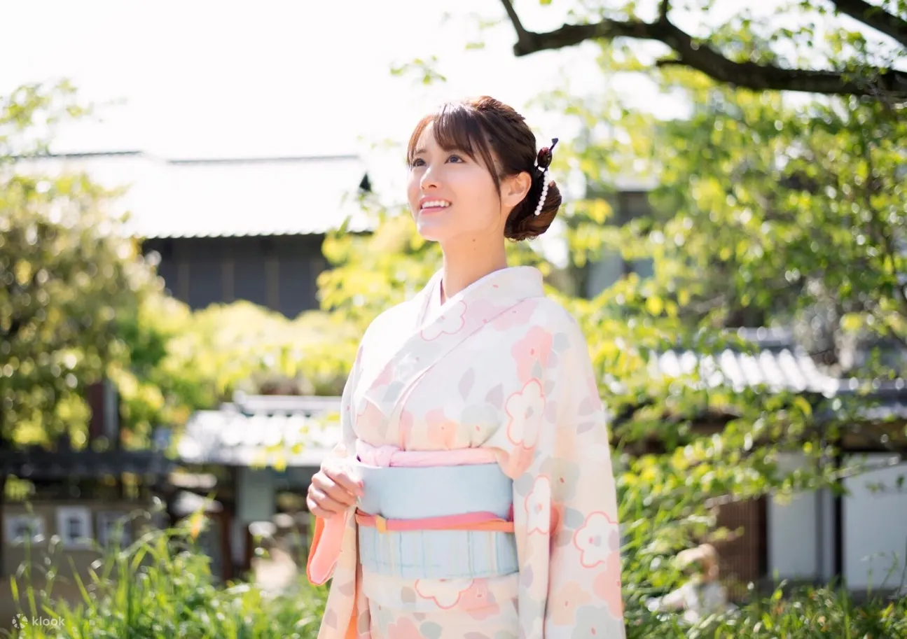 穿着和服的女性