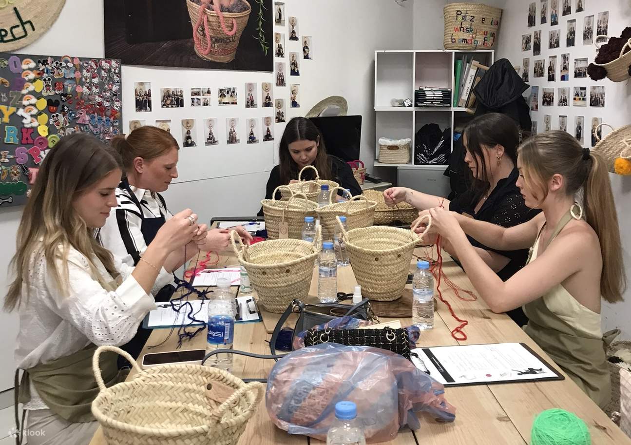 在馬拉喀什參加這個充滿樂趣和創意的工坊，個性化定製屬於你自己的摩洛哥籃子，與朋友們一起創造難忘的回憶。