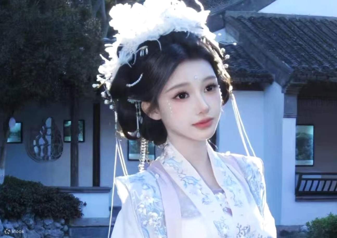 The photographers are experienced and will not only guide tourists to pose in natural and beautiful poses, but also use professional photography techniques according to different scenes and lighting.