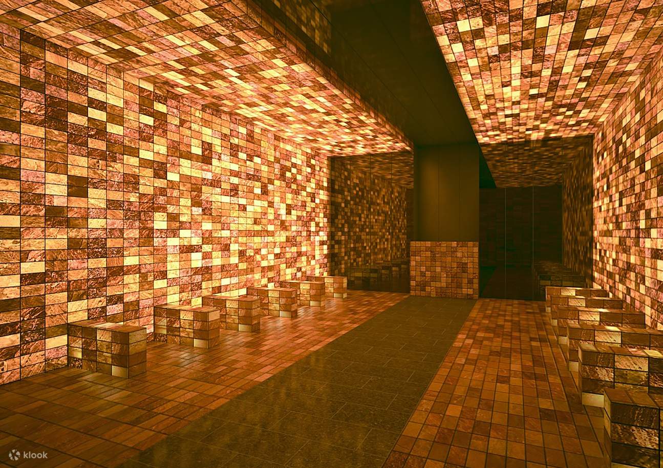 La stanza del sale himalayano è costruita con sale importato direttamente dall'Himalaya, ricco di minerali che penetrano nel corpo e ringiovaniscono le cellule.