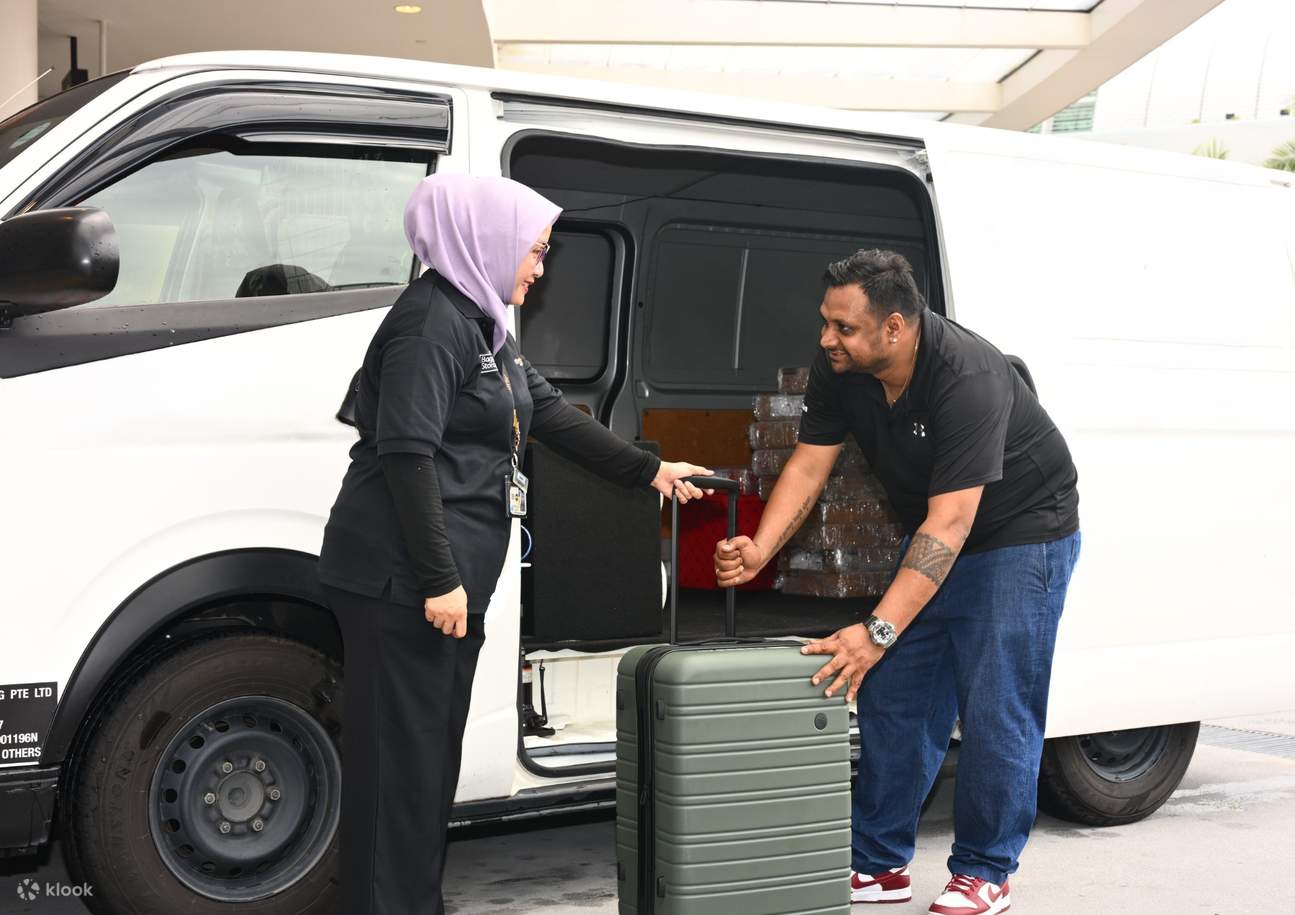 Tas sudah aman dan sedang dalam perjalanan — diserahkan ke van untuk pengiriman ke hotel