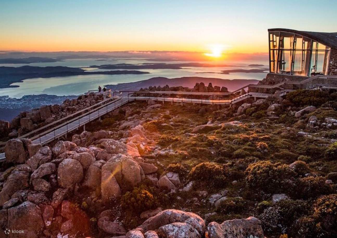 Pemandangan panorama di puncak Kunanyi/Mt. Wellington setinggi 1.272 m.