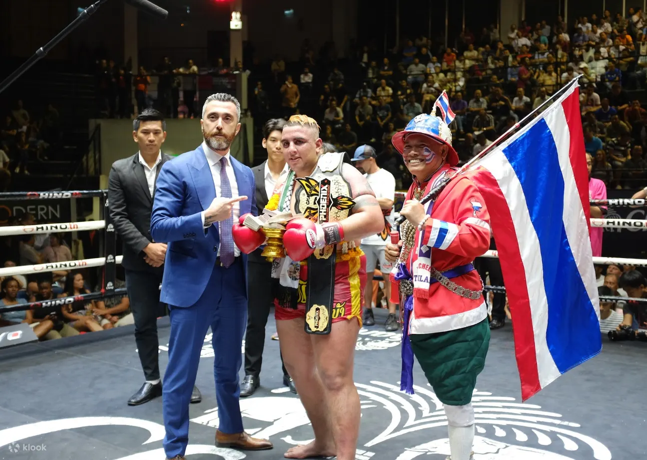 在 Lumpinee 拳击场，拳击手戴着冠军腰带