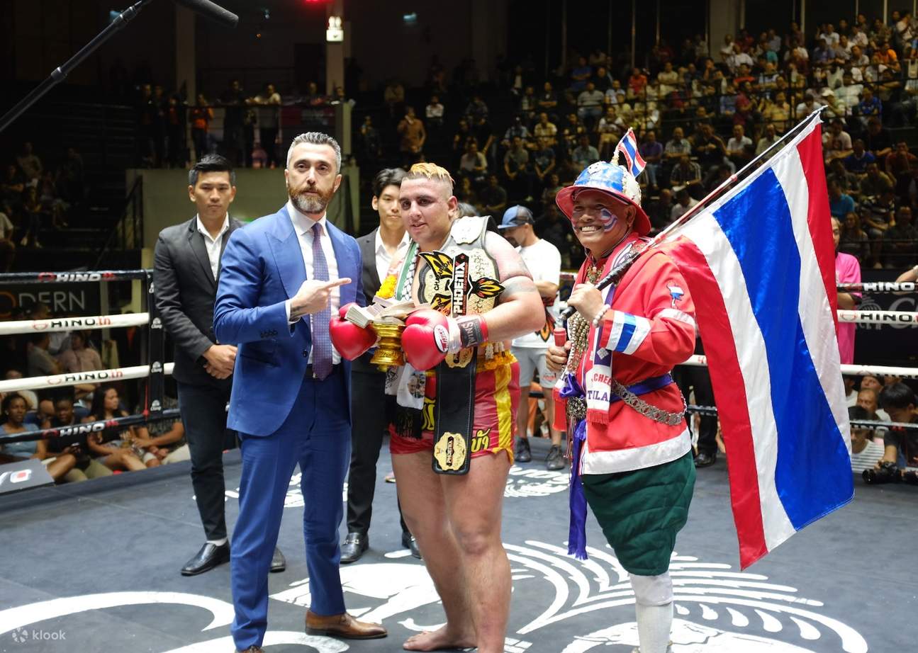 在 Lumpinee 拳擊場，拳擊手戴着冠軍腰帶