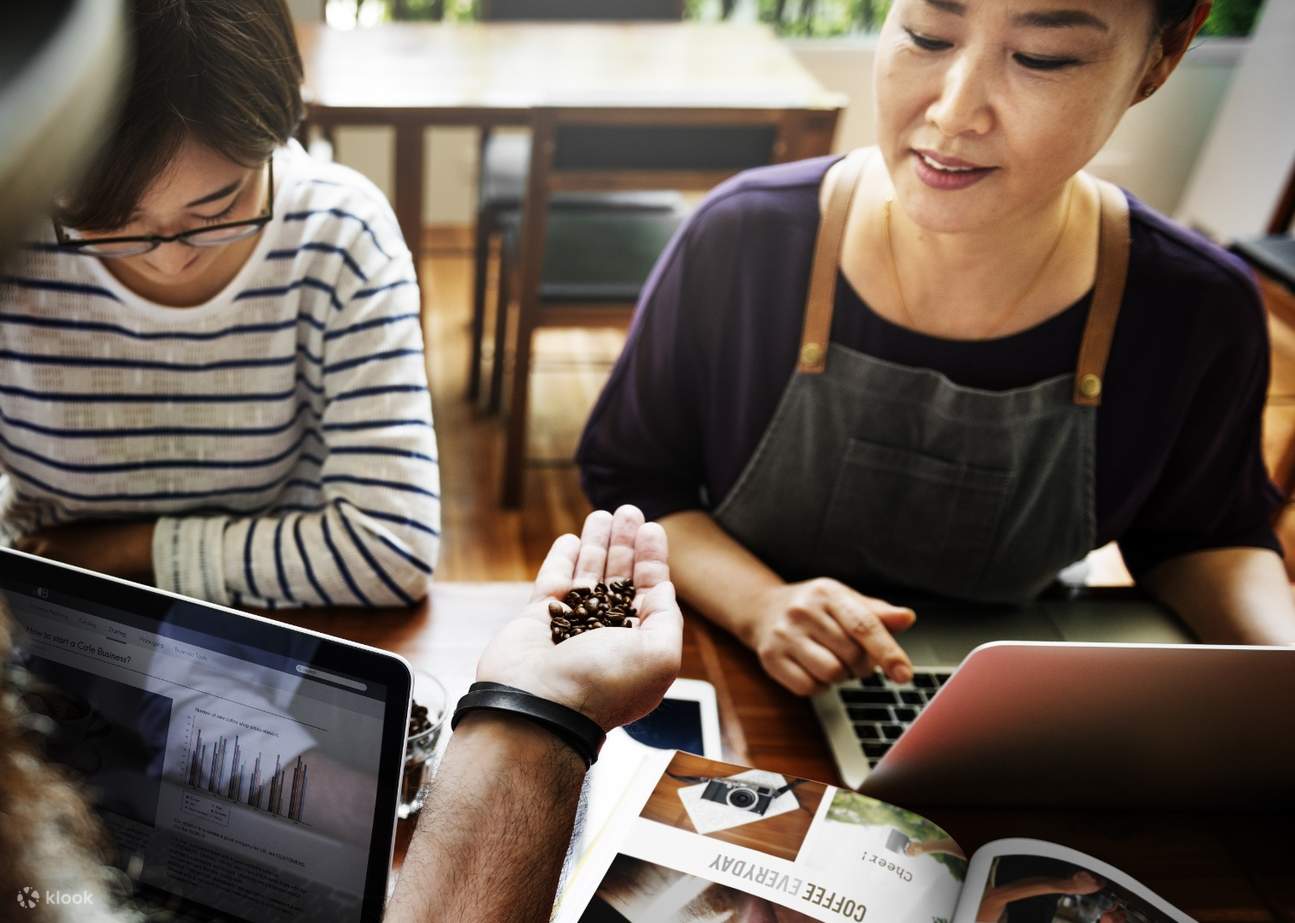 Kami percaya bahawa segala-galanya dalam hidup menjadi lebih baik dengan kopi