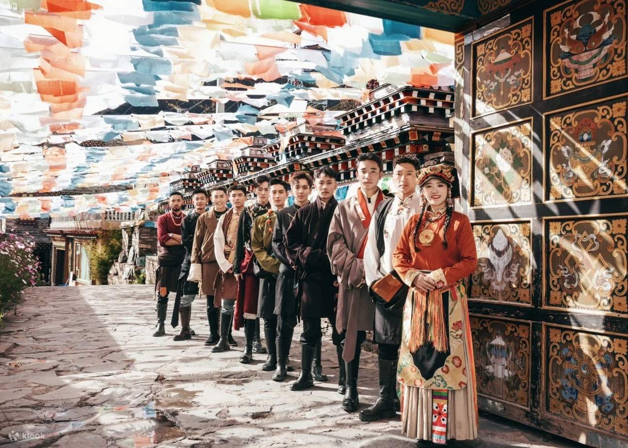 Immerse yourself in the heart of Western Sichuan Tibetan culture with an in-depth experience that seamlessly blends authentic cuisine and folk performances.