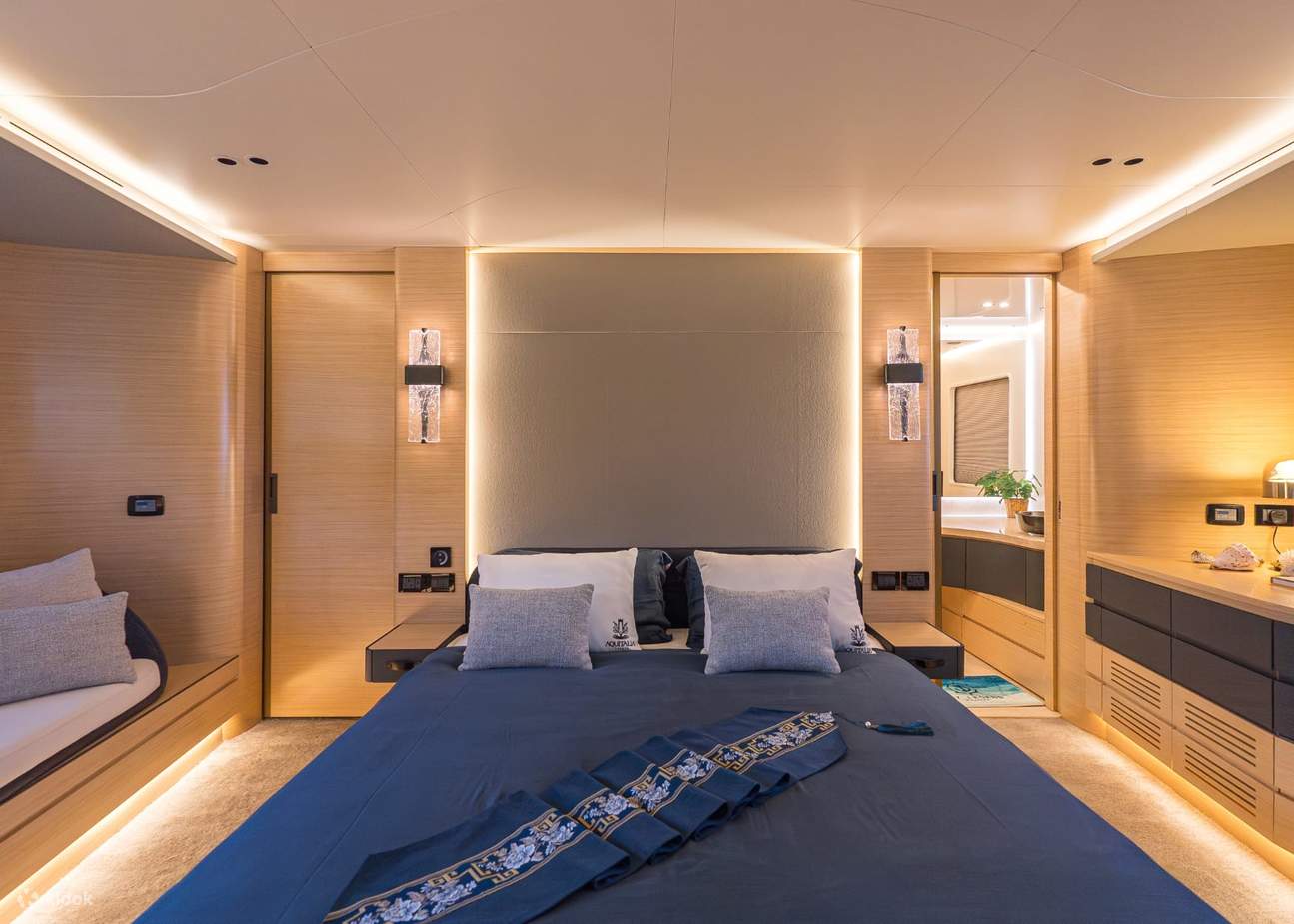 MY Legend Private Yacht Charter di Singapura