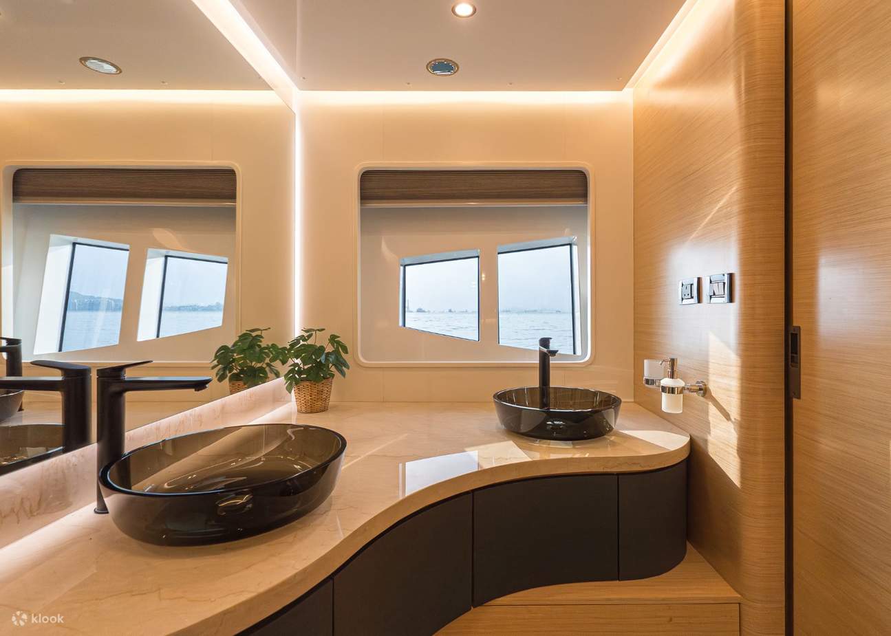 MY Legend Private Yacht Charter di Singapura