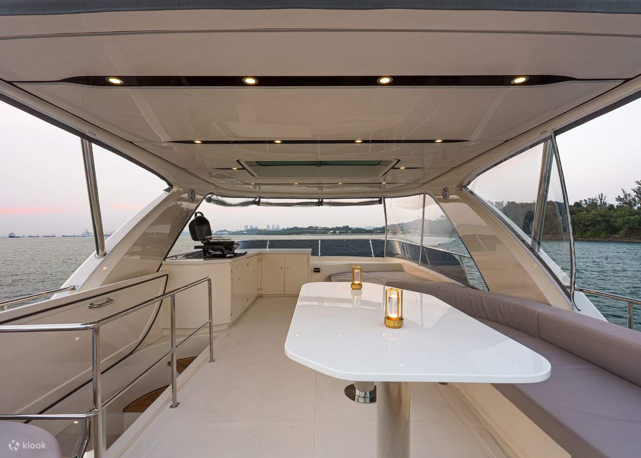 MY Legend Private Yacht Charter di Singapura